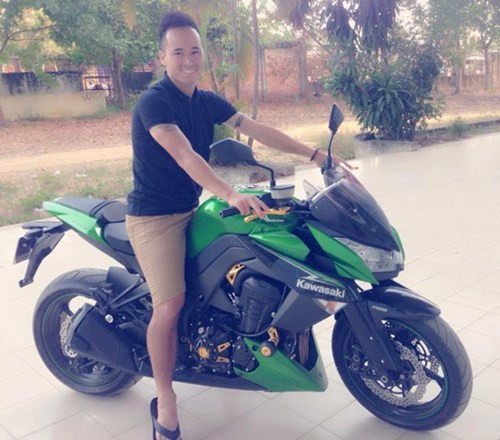 Nguyễn Đức Thiện không phải là “cậu ấm” đi đá bóng nhưng Thiện kiếm được tiền tỷ từ sớm khi khoác áo B.Bình Dương rồi SQC.Bình Định. Cầu thủ này là tay chơi mô tô có số ở đội bóng Đông Nam Bộ. Khi chuyển từ đội TP HCM (Thành Long) sang thi đấu cho Bình Dương với một khoản tiền lót tay khá lớn, Thiện đã tự thưởng cho mình một con xe mô tô phân khối lớn với giá 20.000 USD (hơn 400 triệu đồng).