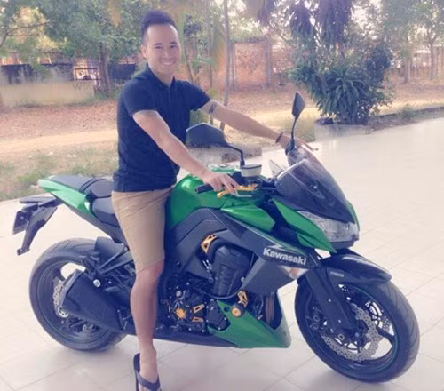 Nguyễn Đức Thiện không phải là “cậu ấm” đi đá bóng nhưng Thiện kiếm được tiền tỷ từ sớm khi khoác áo B.Bình Dương rồi SQC.Bình Định. Cầu thủ này là tay chơi mô tô có số ở đội bóng Đông Nam Bộ. Khi chuyển từ đội TP HCM (Thành Long) sang thi đấu cho Bình Dương với một khoản tiền lót tay khá lớn, Thiện đã tự thưởng cho mình một con xe mô tô phân khối lớn với giá 20.000 USD (hơn 400 triệu đồng).