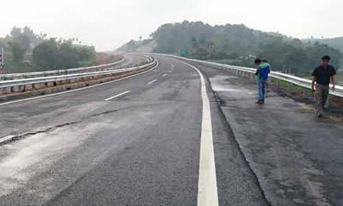 7. Cao tốc Nội Bài - Lào Cai vừa thông xe đã nứt. Tuyến đường cao tốc Nội Bài - Lào Cai vừa đi vào hoạt động được vài ngày thì đã xuất hiện vết nứt dài, tại km 83, chiều từ Yên Bái về Phú Thọ. Cụ thể, vết nứt được phát hiện trong ngày 23/9 (sau 2 ngày thông xe) có hình dạng vòng cung bắt đầu tại Km82+995 và điểm cuối tại Km83+070.