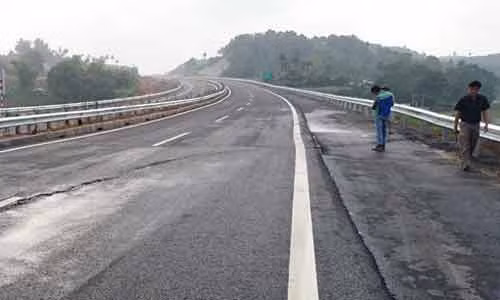 7. Cao tốc Nội Bài - Lào Cai vừa thông xe đã nứt. Tuyến đường cao tốc Nội Bài - Lào Cai vừa đi vào hoạt động được vài ngày thì đã xuất hiện vết nứt dài, tại km 83, chiều từ Yên Bái về Phú Thọ. Cụ thể, vết nứt được phát hiện trong ngày 23/9 (sau 2 ngày thông xe) có hình dạng vòng cung bắt đầu tại Km82+995 và điểm cuối tại Km83+070.
