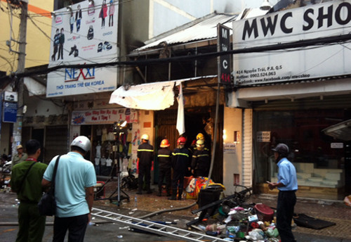 5. Hỏa hoạn nghiêm trọng thiêu chết 7 người ở trung tâm TP HCM. Khoảng 2h sáng 16/9, một vụ hỏa hoạn đã xảy ra tại căn nhà số 416 đường Nguyễn Trãi (phường 8, quận 5, TP HCM) làm 7 người chết, trong đó có 3 trẻ em. Do căn nhà khóa kín cửa và nhiều người ngủ say nên không ai có thể tiếp cận được, đám cháy càng hoành hành dữ dội.