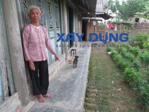 Người dân tố cáo những vết nứt của khu tái định cư Đại An, xã An Thịnh. Đây là một trong những khu tái định cư dành cho những hộ dân nằm trong diện giải phóng mặt bằng để thi công tuyến đường cao tốc Nội Bài - Lào Cai.