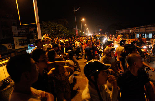 Ít nhất 20 lượt xe của cảnh sát phòng cháy chữa cháy Tây Hồ, Hoàng Mai, Tứ Liên... cùng cả trăm chiến sĩ lần lượt đến hiện trường tích cực phun nước từ nhiều phía vào ngọn lửa hừng hực bao phủ diện tích cả trăm mét vuông. Nguyên nhân ban đầu xảy ra vụ cháy trên được xác định do chập điện. Sau vụ cháy, quán bar Luxury chỉ còn trơ khung sắt, 13 người bị bỏng phải nhập viện.