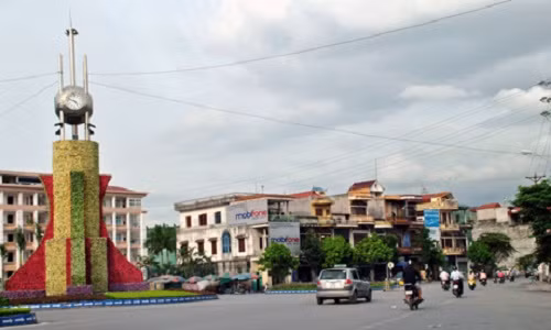 4. Ghen tuông, chồng dùng dao cắt vùng kín vợ. Tối 25/9, tại khu vực gần Trung tâm y tế TP Uông Bí (Quảng Ninh), vì ghen tuông, đối tượng Bùi Mạnh Cường (SN 1962, trú tại Phường Quang Trung, TP Uông Bí, Quảng Ninh) đã dùng dao cắt vùng kín của vợ là chị Nguyễn Thị L (SN 1974, trú tại phường Yên Thanh, TP Uông Bí) gây thương tích. Sau khi sự việc xảy ra, nạn nhân đã được đưa đi cấp cứu tại bệnh viện Việt Nam, Thụy Điển – Uông Bí. Đối tượng Bùi Mạnh Cường đã bị công an TP Uông Bí bắt giữ để điều tra làm rõ hành vi cố ý gây thương tích. Bản thân Cường từng có tiền án và ngồi tù.