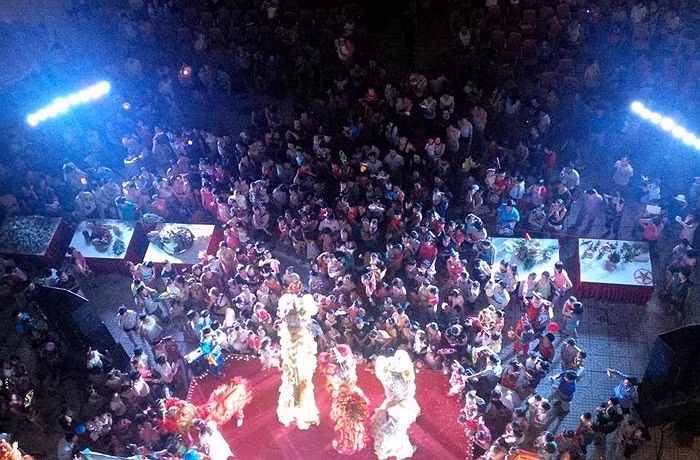 Do lượng cư dân chuyển về sống tại các khu đô thị này khá lớn nên tối 7/9, nhiều gia đình buộc phải xem lễ hội trăng rằm từ ban công nhà vì tại khu vực sân khấu lượng người đổ về quá lớn.