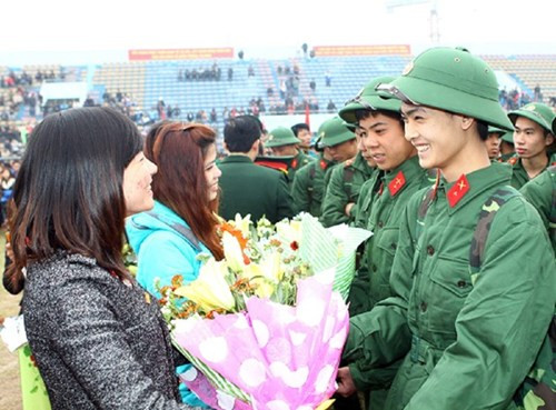 Bạn bè, người thân yêu trong buổi tiễn các tân binh lên đường nhập ngũ.