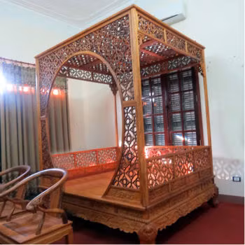 Chiếc giường được làm từ gỗ huỳnh đàn đỏ nguyên khối của Minh “Sâm”, theo ước tính trị giá rơi vào khoảng 2,5 triệu USD (khoảng 50 tỷ đồng).