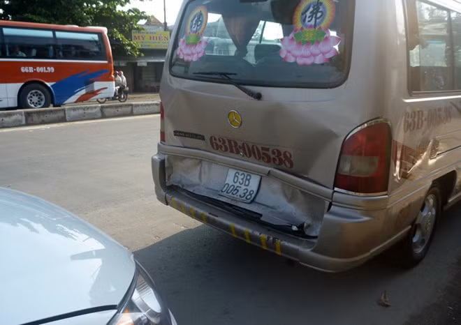 Theo cơ quan chức năng, khi xe tải biển số 69L-6092 đang dừng đèn đỏ thì bị xe khách 16 chỗ biển số tỉnh Tiền Giang (63B-005.38) húc mạnh vào đuôi. Tài xế giật mình nhìn lại phía sau phát hiện thêm 6 ôtô đang "dính chùm".