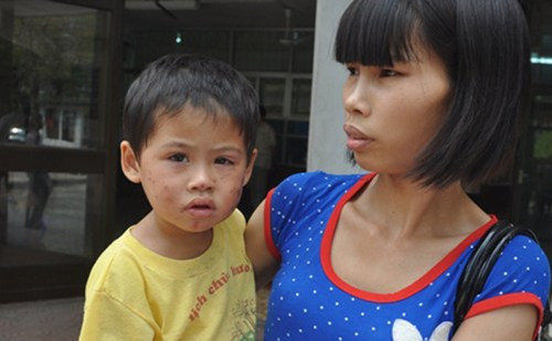 5. Bé 2 tuổi bị hàng xóm đánh gãy răng, đổ rượu, nhét băng vệ sinh vào mồm. Vào sáng 24/9, ông Nguyễn Văn Ước (TP Việt Trì, Phú Thọ) đưa cháu nội là Nguyễn Thị Liên (2 tuổi) sang nhờ hàng xóm là Nguyễn Thị Kim Thanh trông giúp. Không lâu sau, ông Ước quay lại đón cháu về thì phát hiện cháu mình trần truồng, mồm bị nhét một chiếc băng vệ sinh và chảy đầy máu, nằm bất tỉnh dưới sàn nhà. Thấy vậy, ông Ước lao vào cứu cháu Liên thì liền bị đối tượng Thanh lao ra cản trở.