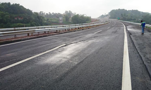 Hiện trường đoạn đường bị nứt ở km83 chiều từ Yên Bái về Phú Thọ trên cao tốc Nội Bài - Lào Cai.