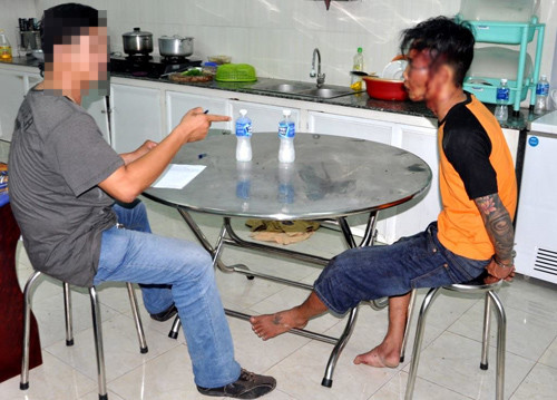 Các đối tượng bị bắt và dẫn giải về đồn công an. Những đối tượng bị thương còn được lực lượng chức năng chăm sóc y tế trước khi lấy lời khai.