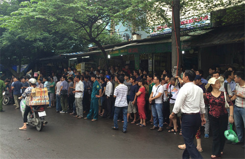 8. Gay cấn giải cứu vụ khống chế con tin ở Thanh Xuân Bắc. Khoảng 6h sáng 16/9, bà Đỗ Thị Ánh Hồng (ở căn hộ tầng 4, khu tập thể Thanh Xuân Bắc) dậy đi chợ thì bị một thanh niên cầm dao, đe dọa. Tên này sau đó vào nhà bà, khống chế 3 phụ nữ và 2 đứa trẻ. Nhận tin báo, cả trăm cảnh sát phong tỏa khu vực, thuyết phục kẻ cầm dao đầu hàng song không có kết quả. Lúc này, chị gái bà Hồng thoát được ra ngoài. Lát sau, bà Hồng và một người con cũng được hắn thả.