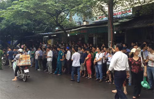 8. Gay cấn giải cứu vụ khống chế con tin ở Thanh Xuân Bắc. Khoảng 6h sáng 16/9, bà Đỗ Thị Ánh Hồng (ở căn hộ tầng 4, khu tập thể Thanh Xuân Bắc) dậy đi chợ thì bị một thanh niên cầm dao, đe dọa. Tên này sau đó vào nhà bà, khống chế 3 phụ nữ và 2 đứa trẻ. Nhận tin báo, cả trăm cảnh sát phong tỏa khu vực, thuyết phục kẻ cầm dao đầu hàng song không có kết quả. Lúc này, chị gái bà Hồng thoát được ra ngoài. Lát sau, bà Hồng và một người con cũng được hắn thả.