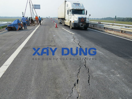 Vết nứt dài khoảng hơn chục m, xuống cấp nghiêm trọng, chạy dọc theo tuyến đường.