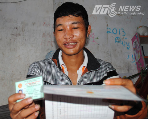 Hào Anh vui mừng vì được làm CMND và giấy khai sinh.