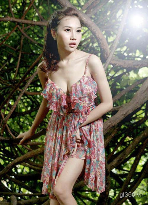 5. Hot girl Jenny Phương. Jenny Phương tên thật Lê Thị Thúy Hường, sinh năm 1993, gia đình hiện cư trú ở một ấp thuộc xã T.A.H , huyện Củ Chi, TP HCM. Sau khi tốt nghiệp lớp 12 tại trường PTTH Củ Chi, Thúy Hường hành nghề làm người mẫu ảnh. Cô từng tham gia khá nhiều cuộc thi sắc đẹp của cộng đồng mạng như Miss Teen Vietnam, Cuxi Girl.