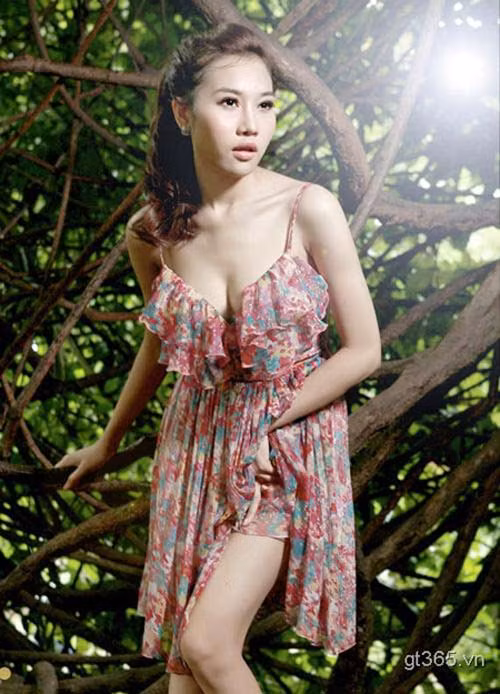 5. Hot girl Jenny Phương. Jenny Phương tên thật Lê Thị Thúy Hường, sinh năm 1993, gia đình hiện cư trú ở một ấp thuộc xã T.A.H , huyện Củ Chi, TP HCM. Sau khi tốt nghiệp lớp 12 tại trường PTTH Củ Chi, Thúy Hường hành nghề làm người mẫu ảnh. Cô từng tham gia khá nhiều cuộc thi sắc đẹp của cộng đồng mạng như Miss Teen Vietnam, Cuxi Girl.