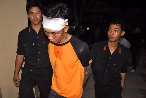 Khi xe vừa dừng lại, hai trong số bảy thanh niên trên xe dùng súng bắn xối xả vào lực lượng công an. Rất may không có thương vong xảy ra và lực lượng công an đã khống chế được 5 thanh niên. Hai thanh niên còn lại chạy vào một nhà dân ven QL1A cố thủ và vãi đạn ra như mưa.