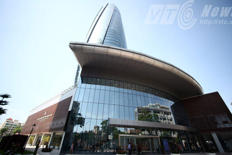 Tòa nhà được thiết kế theo hình tròn, như một ngọn hải đăng hướng ra biển ngự trên chiếc thuyền, kết hợp với cánh buồm vươn ra khơi.