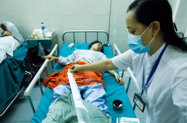 Đêm qua và sáng nay, nhiều gia đình có người thân gặp nạn vẫn chưa kịp lên tới Lào Cai. Những người trực tiếp trông nom, chăm sóc cho những người bị thương chủ yếu là bạn thân tại Lào Cai được gia đình từ nhiều địa phương nhờ giúp đỡ.