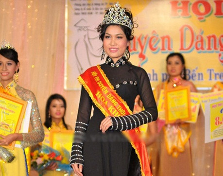 3. Lê Thị Yến Duy, Hoa khôi duyên dáng thời trang Bến Tre 2010. Yến Duy sinh năm 1990, quê ở tỉnh Bến Tre, hiện trú tại quận Tân Phú, TP HCM. Duy từng đoạt danh hiệu Hoa khôi duyên dáng Bến Tre năm 2010 và từng là học viên của trường Trung cấp du lịch Nguyễn Tất Thành.