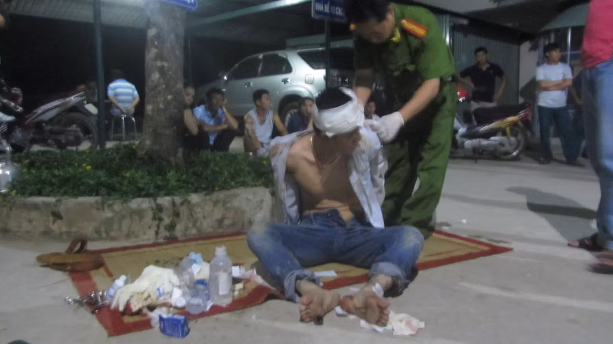 Vào lúc 15h30 ngày 18/9, nhận tin có một nhóm thanh niên đi trên xe Innova dùng vũ khí tấn công một người tại xã Tân Lập (huyện Hàm Thuận Nam, tỉnh Bình Thuận) rồi trốn chạy về hướng Đồng Nai, công an huyện Hàm Tân, Trạm CSGT Hàm Tân đã triển khai lực lượng và tỏa ra, vây bắt các đối tượng.