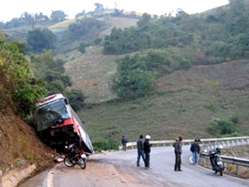 Đèo Pha Đin năm nào cũng chứng kiến những vụ tai nạn thương tâm. Mới đây nhất, vào ngày 26/12/2013, một chiếc xe khách giường nằm chở 30 người đến lưng chừng đèo Pha Đin thì lao xuống vực. Hậu quả, 1 người chết, 4 người bị thương.