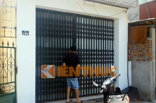 Trong lúc hai vợ chồng giằng co nhau, Thêu đã dùng hai tay bóp cổ chồng. Chưa dừng lại ở đó, Thêu còn dùng dây sạc điện thoại siết cổ chồng đến khi bất động. Ngay sau đó, hàng xóm đã đưa Khang đi cấp cứu tại bệnh viện nhưng anh này đã tử vong. Ngôi nhà nơi xảy ra án mạng được vợ chồng Khang thuê từ đầu năm nay để bán nước giải khát và rửa xe. Dù đã có 2 người con, song trong quá trình sinh sống, vợ chồng Khang thường xuyên xảy ra mâu thuẫn, xô xát.