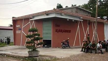 5. Ngạt khí tại quán karaoke ở Quảng Ninh, 10 người tử vong, 3 người suy hô hấp. Chiều 8/9, tại một phòng hát của quán Bar Queen Club tại xã Quảng Chính (Hải Hà, Quảng Ninh), 12 thanh niên gồm 1 nữ và 11 nam bất tỉnh do ngạt khí. Trong số này, 6 người đã chết và 6 người khác được đưa đi cấp cứu trong tình trạng nguy kịch vì suy hô hấp.