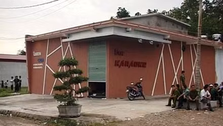 5. Ngạt khí tại quán karaoke ở Quảng Ninh, 10 người tử vong, 3 người suy hô hấp. Chiều 8/9, tại một phòng hát của quán Bar Queen Club tại xã Quảng Chính (Hải Hà, Quảng Ninh), 12 thanh niên gồm 1 nữ và 11 nam bất tỉnh do ngạt khí. Trong số này, 6 người đã chết và 6 người khác được đưa đi cấp cứu trong tình trạng nguy kịch vì suy hô hấp.