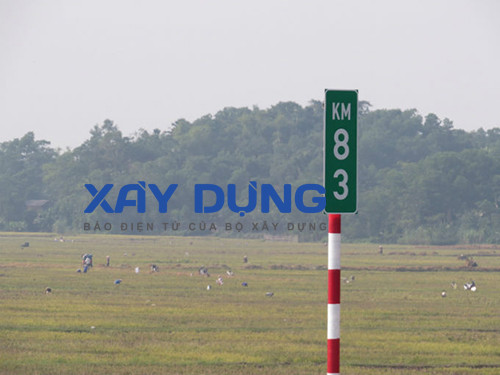 Do nằm ở đoạn cua nên khá nhiều phương tiện đã chủ động né tránh. Nếu cứ để các phương tiện giao thông chạy lên sẽ rất nguy hiểm và dễ gây tai nạn.