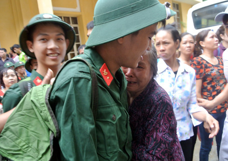Bà và cháu bịn rịn chia tay.