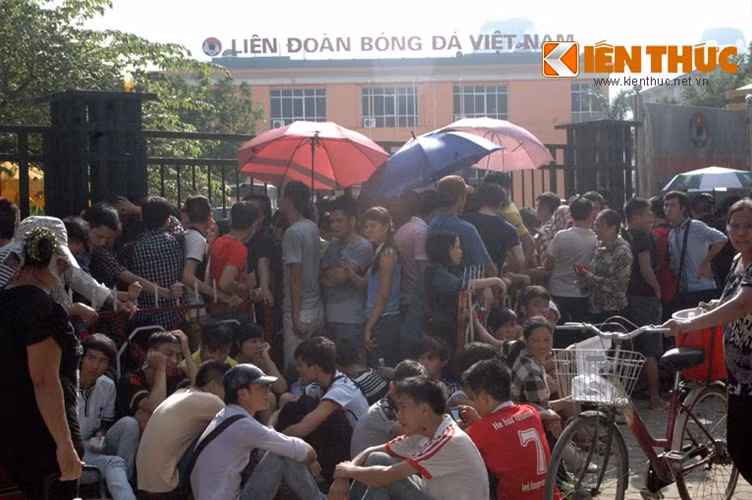 2. Hết vé CK U19, fan đạp đổ tan hoang tường rào trụ sở VFF. Sáng 12/9, hàng nghìn người đến Liên đoàn bóng đá VN (VFF), họ xếp hàng từ 3-4h đêm hôm trước để đợi mua vé xem trận chung kết U19 VN-Nhật Bản nhưng chỉ nhận được thông báo hết vé.