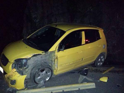 Chiếc xe con biển Hải Phòng đi ngược chiều bị xe khách đâm vào.