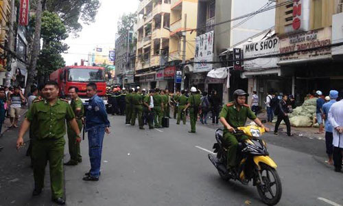 Ngày 18/9, đại tá Lê Tấn Bửu – Giám đốc Sở Cảnh sát PCCC TP HCM cho biết, nhận định ban đầu nguyên nhân vụ cháy khả năng là do chập điện từ xe máy rồi cháy lan ra các nơi khác. "Tuy xe máy không hoạt động, tắt máy nhưng cũng có thể xảy ra trong trường hợp “ngậm điện" rồi phát ra từ bình ắc quy hay các bộ phận khác của xe máy", đại tá Bửu nói.