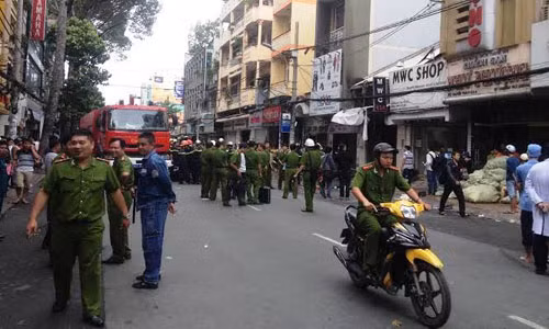 Ngày 18/9, đại tá Lê Tấn Bửu – Giám đốc Sở Cảnh sát PCCC TP HCM cho biết, nhận định ban đầu nguyên nhân vụ cháy khả năng là do chập điện từ xe máy rồi cháy lan ra các nơi khác. "Tuy xe máy không hoạt động, tắt máy nhưng cũng có thể xảy ra trong trường hợp “ngậm điện" rồi phát ra từ bình ắc quy hay các bộ phận khác của xe máy", đại tá Bửu nói.