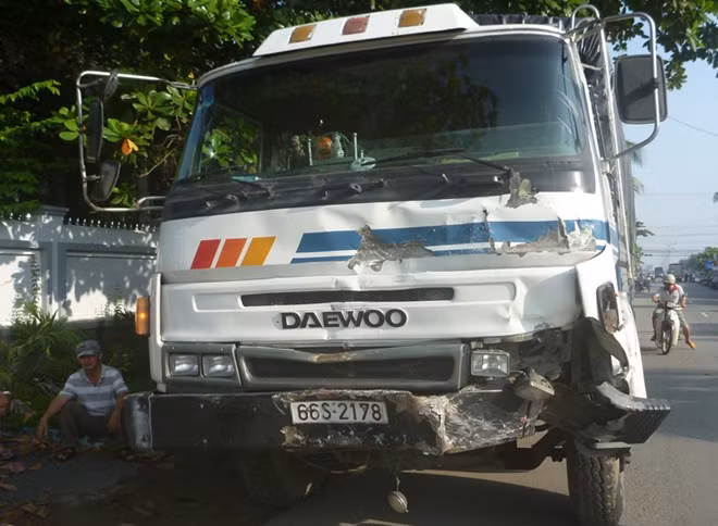 ... cuối cùng là xe tải biển số Đồng Tháp.