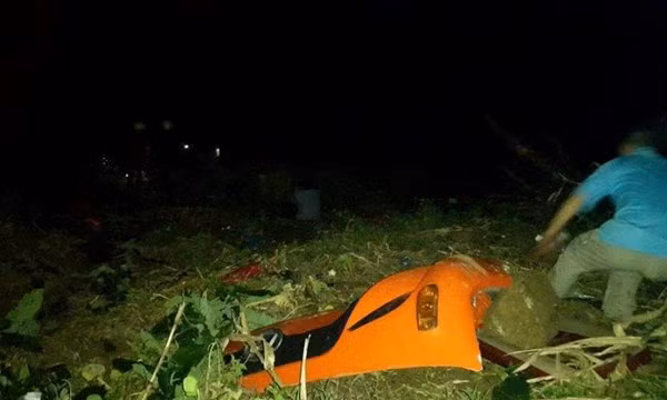 Mảnh vỡ của chiếc xe bị tai nạn văng tứ tung.