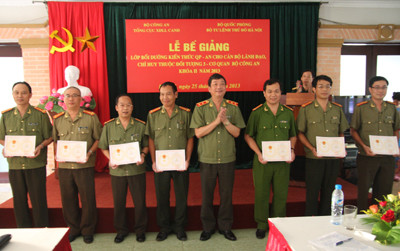 Trung tướng Nguyễn Xuân Tư trao chứng chỉ cho các học viên tham dự lớp học bồi dưỡng kiến thức quốc phòng - an ninh khóa II cho cán bộ lãnh đạo, chỉ huy cơ quan Bộ Công an ngày 25/7/2013 tại Hà Nội.