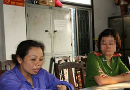 Chỉ đến khi có sự giúp đỡ của người dân, ông Ước mới xông vào cứu được cháu nội mình. Ngay sau đó, công an TP Việt Trì đã bắt khẩn cấp Nguyễn Thị Kim Thanh. Bước đầu, ả khai nhận, vì cháu Liên khóc lóc, dỗ dành mãi không được, ả đã đánh đập, cậy mồm cháu đổ rượu vào. Thấy máu từ miệng cháu Liên chảy ra, Thanh liền nhét băng vệ sinh vào.