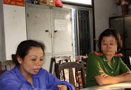 Chỉ đến khi có sự giúp đỡ của người dân, ông Ước mới xông vào cứu được cháu nội mình. Ngay sau đó, công an TP Việt Trì đã bắt khẩn cấp Nguyễn Thị Kim Thanh. Bước đầu, ả khai nhận, vì cháu Liên khóc lóc, dỗ dành mãi không được, ả đã đánh đập, cậy mồm cháu đổ rượu vào. Thấy máu từ miệng cháu Liên chảy ra, Thanh liền nhét băng vệ sinh vào.