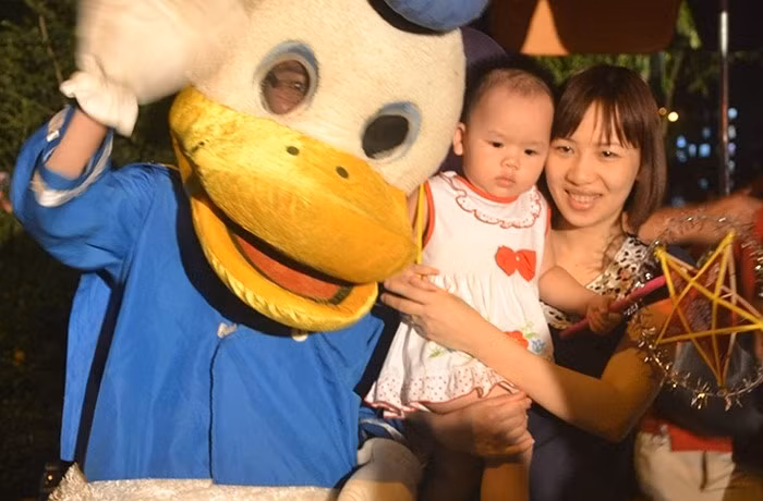 Nhiều gia đình tranh thủ chụp ảnh với các nhân vật hoạt hình đáng yêu.