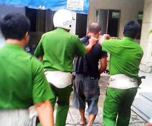 9. Hai kẻ ngổ ngáo rút súng đại náo UBND quận. Chiều 25/9, Nguyễn Văn Trường (27 tuổi, ngụ quận Tân Phú, TP HCM) đi ô tô đến trụ sở UBND quận Tân Phú để sao y, chứng thực giấy tờ. Do chứng minh nhân dân của Trường bị mờ, không rõ nên cán bộ từ chối giải quyết. Cho rằng bị làm khó, Trường gọi điện cho Nguyễn Ngọc Thông (43 tuổi, cùng ngụ quận Tân Phú) đến hỗ trợ.