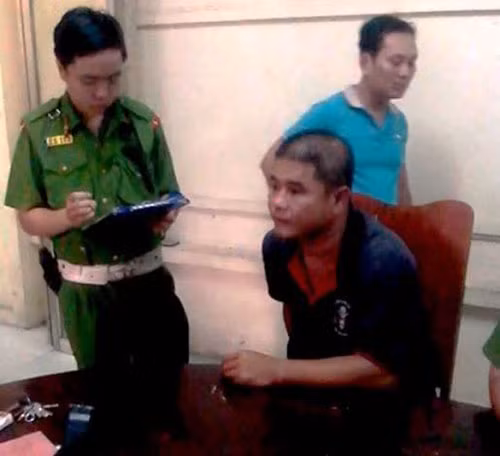 Sau khi nhận tin, Thông đi xe máy đến UBND quận và bất ngờ rút súng trong người ra đe dọa. Lúc này nhiều công chức, người dân có mặt đã hoảng sợ bỏ chạy gây náo loạn trụ sở. Nhận tin báo, lực lượng cảnh sát Phản ứng nhanh (CS 113) công an TP HCM với sự phối hợp của công an quận Tân Phú đã nhanh chóng có mặt khống chế bắt giữ 2 đối tượng.