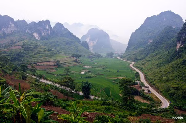 Đèo Mã Phục - Cao Bằng. Đèo Mã Phục nằm trên trục đường QL3 từ Phủ Lỗ đến cửa khẩu Tà Nùng, cách thành phố Cao Bằng 22 km. Đường đèo Mã Phục không rộng và không nguy hiểm lắm, phía Nam con đèo, đường vòng vèo lên dốc tới 4 tầng, nhưng khi lên tới đỉnh đèo thì phía Bắc chỉ có 2 cái dốc với một khúc cua để xuống, rất nguy hiểm cho xe khách đường dài, nhất là xe giường nằm.