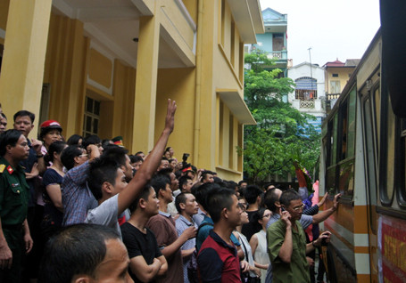 Đông nghịt người thân, bạn bè tới tiễn các tân binh lên đường.