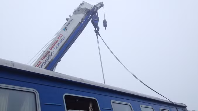 Lúc 8h sáng nay, việc cẩu các toa tàu vẫn đang được thực hiện.