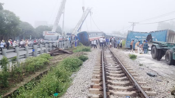 Hien truong vu tai nan giao thong tau hoa dam container