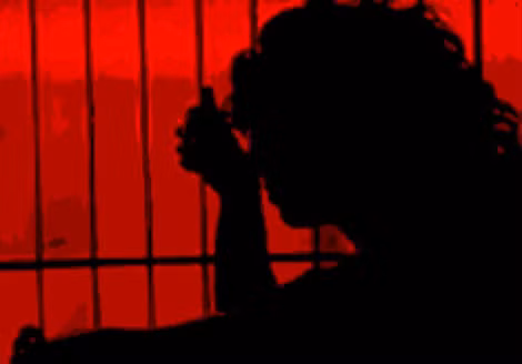 5. Nhậu về, đòi quan hệ, bị vợ bóp cổ tới chết. Ngô Thị Phúc (23 tuổi, ngụ Phụng Hiệp, tỉnh Hậu Giang) yêu và sống như vợ chồng với anh Nguyễn Quốc Chiến (Cái Răng, Cần Thơ), hơn cô 21 tuổi. Giữa tháng 3/2010, anh Chiến đi nhậu với bạn về và đòi vợ cho quan hệ nhưng Phúc nằng nặc từ chối. Do không đạt được mục đích nên anh Chiến đã to tiếng với Phúc dẫn đến xô xát.