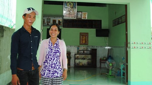 Hào Anh và mẹ trong ngôi nhà mới xây.